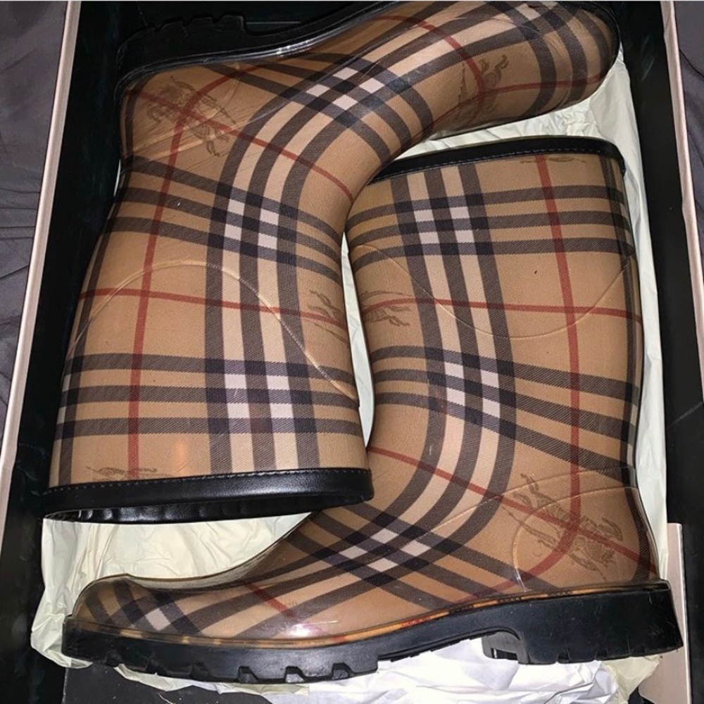 SOLD🚫‼️Classic Burberry Boots🤩